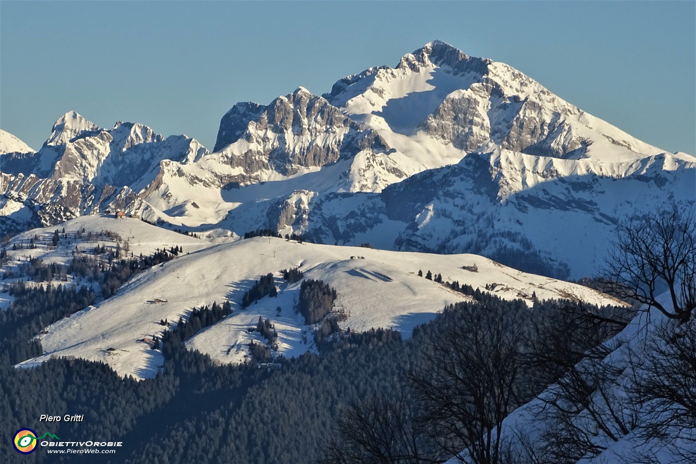 65 Zoom in Arera-Corna Piana con le Torcole in primo piano.JPG